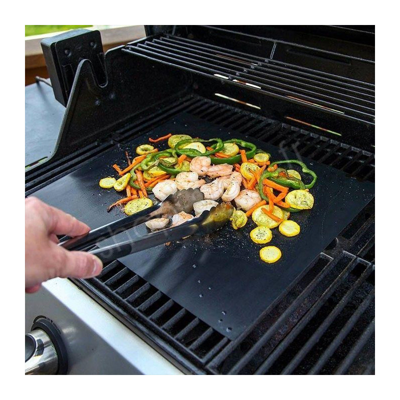 Mettre une feuille de cuisson sur la grille du barbecue ou sur la plancha  pour ne pas salir l'appareil, une bonne idée ?