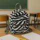 Sac à Dos Peluche Zèbre 42x32cm Noir et Blanc Pour Enfant ou Adulte Original Doux et Léger