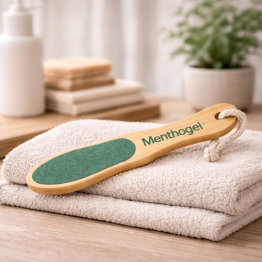 Râpe de Pédicure en Bois MENTHOGEL – Élimine Callosités et Peaux Mortes, Douce et Efficace, Utilisation Sèche ou Humide