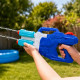 DUOJET50 - Pistolet à Eau XL 50 cm Double Jets Grande Portée Couleur Aléatoire – Jouet d’Eau pour Piscine, Plage et Jardin